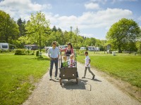 Gezin op de camping
