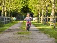 Meisje aan het fietsen